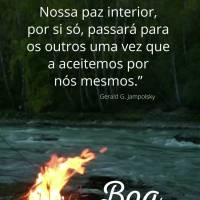 “Todas as mentes estão unidas. Portanto, toda cura é auto cura. Nossa paz interior, por si só, passará para os outros uma vez que a aceitemos por n...