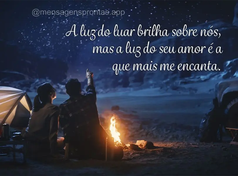 A luz do luar brilha sobre nós, mas a luz do seu amor é a que mais me encanta.