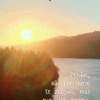 Perdoe, não por quem te magoou, mas por você mesmo. O perdão te liberta do peso do ressentimento. Final de Semana